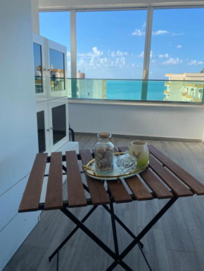 Great penthouse with beach views and hot tub